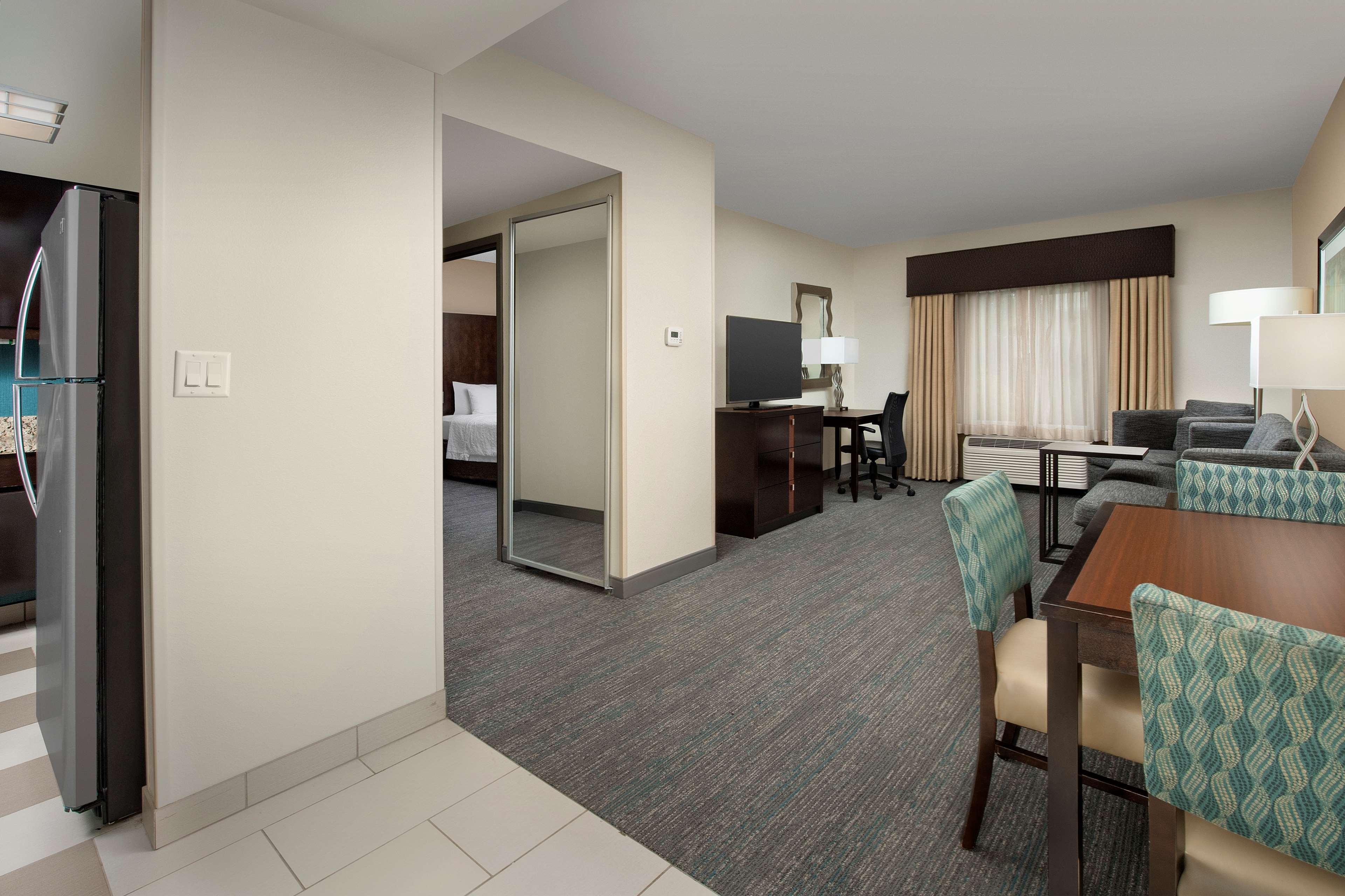 Hampton Inn & Suites Alpharetta-Windward Exterior photo