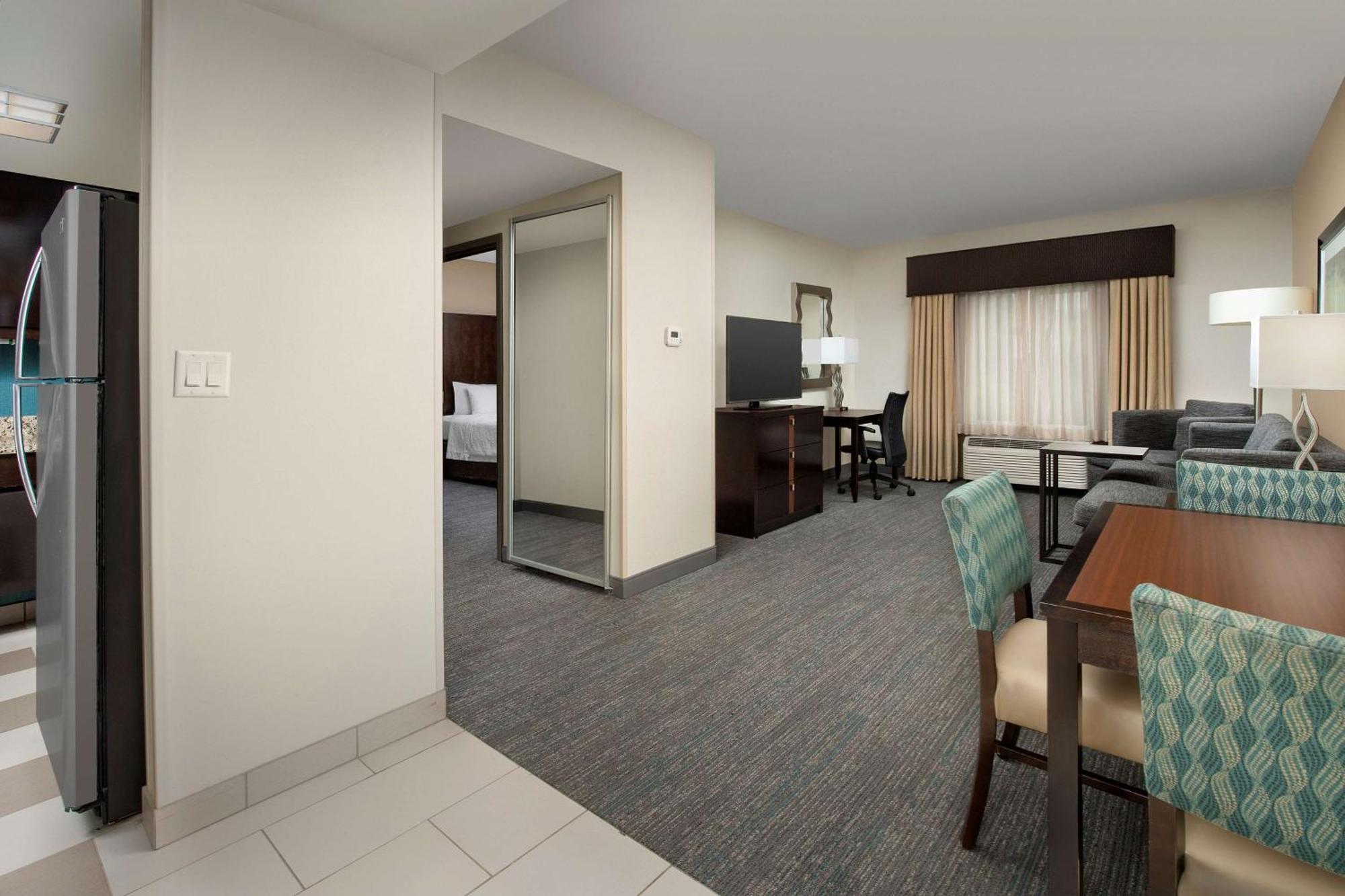 Hampton Inn & Suites Alpharetta-Windward Exterior photo